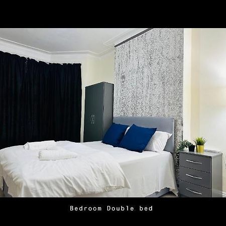 2 Bedroom Double Bed In East London Exteriör bild