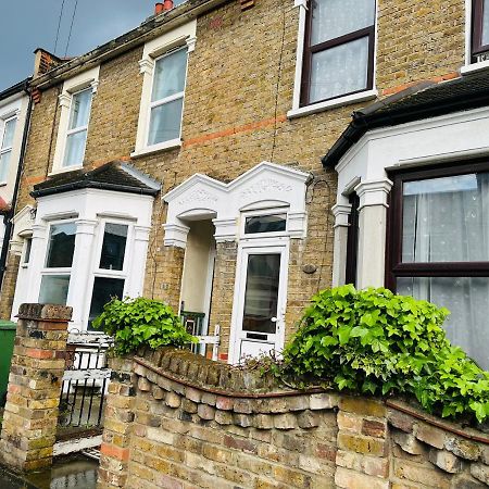 2 Bedroom Double Bed In East London Exteriör bild