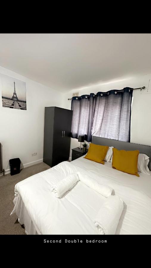 2 Bedroom Double Bed In East London Exteriör bild