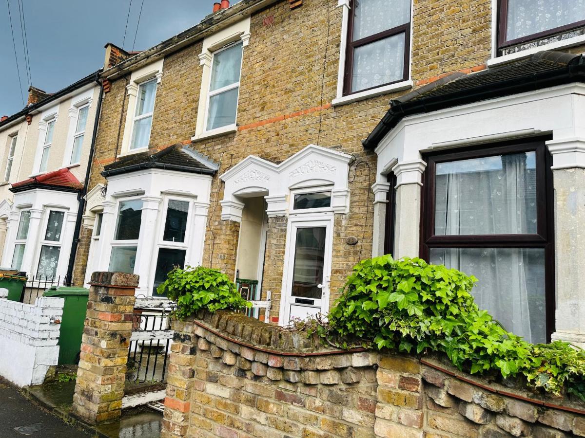2 Bedroom Double Bed In East London Exteriör bild
